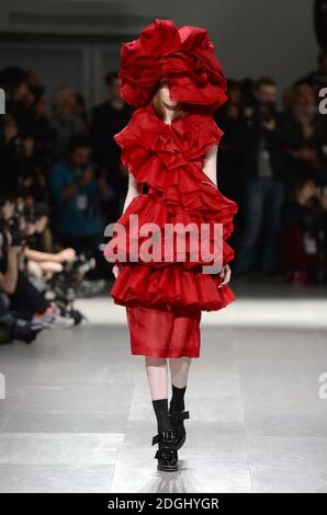 John Rocha Catwalk Show, partie de la London Fashion week automne hiver 2014, BFC Courtyard Show Space, Somerset House. Banque D'Images