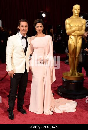 Matthew McConaughey (à gauche) et Camila Alves arrivent au 86e Academy Awards qui s'est tenu au Dolby Theatre à Hollywood, Los Angeles, CA, États-Unis, le 2 mars 2014. Banque D'Images