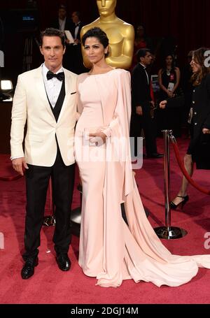 Matthew McConaughey (à gauche) et Camila Alves arrivent au 86e Academy Awards qui s'est tenu au Dolby Theatre à Hollywood, Los Angeles, CA, États-Unis, le 2 mars 2014. Banque D'Images