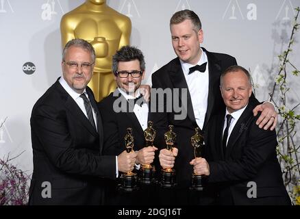 Skip Lievsay, NIV Adiri, Christopher Benstead et Chris Munro avec le Sound Mixing Award pour « Gravity », dans la salle de presse des 86e Academy Awards qui se sont tenus au Dolby Theatre à Hollywood, Los Angeles, CA, États-Unis, le 2 mars 2014. Banque D'Images