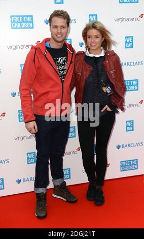 Sam Branson et Isabella Malthorpe arrivant à WE Day, Wembley Arena, Londres. Banque D'Images