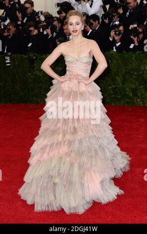 Suki Waterhouse arrivée à l'Institut de costume bénéfice met Gala célébrant l'ouverture de l'exposition Charles James, au-delà de la mode et du nouveau Centre de costume Anna Wintour. Metropolitan Museum of Art, New York. Banque D'Images