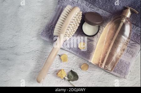 Shower gel, massage brush and skin cream. Banque D'Images