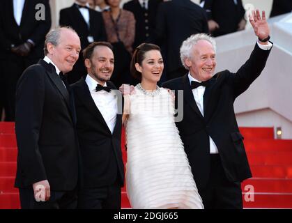 Directeur Luc Dardenne, acteurs Fabrizio Rongione, Marion Cotillard et directeur Jean-Pierre Dardenne arrivant au deux jours, première de l'une nuit, partie du 67ème Festival de Cannes, Palais du Festival, Cannes. Banque D'Images