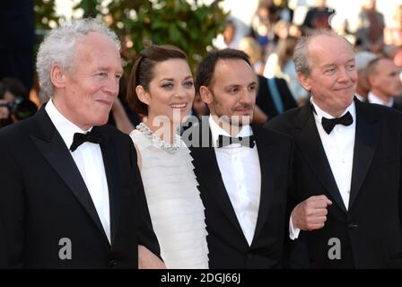 Directeur Luc Dardenne, acteurs Fabrizio Rongione, Marion Cotillard et directeur Jean-Pierre Dardenne arrivant au deux jours, première de l'une nuit, partie du 67ème Festival de Cannes, Palais du Festival, Cannes. Banque D'Images