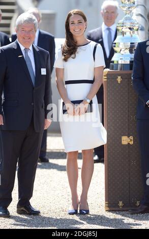 Catherine, Duchesse de Cambridge et Sir Keith Mills, vice-président du comité d'organisation des Jeux olympiques et paralympiques de Londres (à gauche) au Musée maritime national de Greenwich, Londres, pour rencontrer les partisans de la candidature pour lancer une équipe britannique pour participer à la compétition de voile la coupe de l'Amérique. Banque D'Images