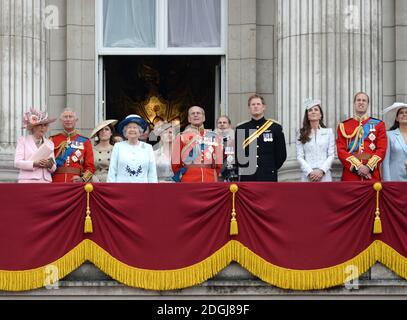 HM la Reine, le duc d'Édimbourg, le prince Harry, le prince William, le duc de Cambridge, la duchesse de Cambridge, le prince Charles et la duchesse de Cornwall assistant à Trooping the Color à Londres. Banque D'Images