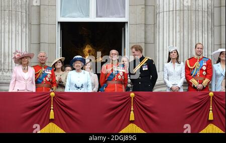 HM la Reine, le duc d'Édimbourg, le prince Harry, le prince William, le duc de Cambridge, la duchesse de Cambridge, le prince Charles et la duchesse de Cornwall assistant à Trooping the Color à Londres. Banque D'Images