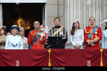 HM la Reine, le duc d'Édimbourg, le prince Harry, le prince William, le duc de Cambridge, la duchesse de Cambridge, le prince Charles et la duchesse de Cornwall assistant à Trooping the Color à Londres. Banque D'Images