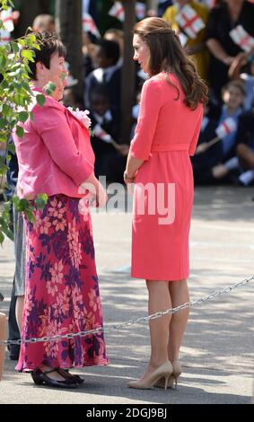 La duchesse de Cambridge en visite à la Bienheureuse école du Sacrement pour voir les progrès de M-PACT plus un projet scolaire visant à traiter la toxicomanie dans les familles, que son Altesse Royale a lancé avec John Bishop à Manchester en 2013, Islington, Londres. Banque D'Images