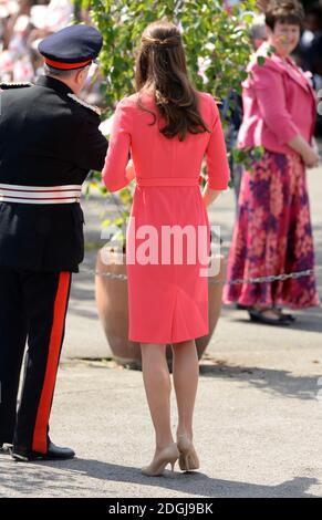 La duchesse de Cambridge en visite à la Bienheureuse école du Sacrement pour voir les progrès de M-PACT plus un projet scolaire visant à traiter la toxicomanie dans les familles, que son Altesse Royale a lancé avec John Bishop à Manchester en 2013, Islington, Londres. Banque D'Images