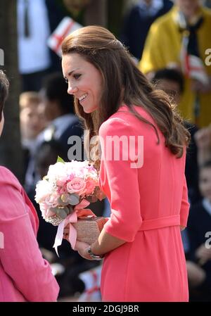 La duchesse de Cambridge en visite à la Bienheureuse école du Sacrement pour voir les progrès de M-PACT plus un projet scolaire visant à traiter la toxicomanie dans les familles, que son Altesse Royale a lancé avec John Bishop à Manchester en 2013, Islington, Londres. Banque D'Images