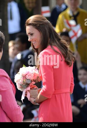 La duchesse de Cambridge en visite à la Bienheureuse école du Sacrement pour voir les progrès de M-PACT plus un projet scolaire visant à traiter la toxicomanie dans les familles, que son Altesse Royale a lancé avec John Bishop à Manchester en 2013, Islington, Londres. Banque D'Images