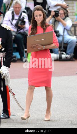 La duchesse de Cambridge en visite à la Bienheureuse école du Sacrement pour voir les progrès de M-PACT plus un projet scolaire visant à traiter la toxicomanie dans les familles, que son Altesse Royale a lancé avec John Bishop à Manchester en 2013, Islington, Londres. Banque D'Images