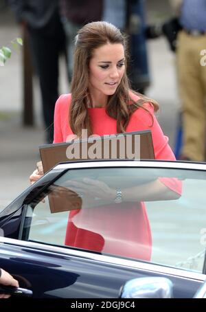 La duchesse de Cambridge en visite à la Bienheureuse école du Sacrement pour voir les progrès de M-PACT plus un projet scolaire visant à traiter la toxicomanie dans les familles, que son Altesse Royale a lancé avec John Bishop à Manchester en 2013, Islington, Londres. Banque D'Images