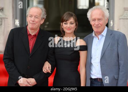 Marion Cotillard avec les réalisateurs belges Luc Dardenne (L) et Jean-Pierre Dardenne arrivant à la projection de deux jours, une nuit, saison Film4, Somerset House, Londres. Banque D'Images