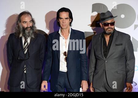 Warren Ellis, Nick Cave et Barry Adamson arrivent aux 20000 jours sur Terre Royaume-Uni Gala screening, The Barbican, Londres. Banque D'Images