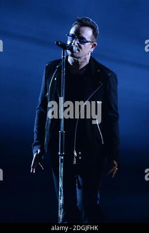 Bono de U2 se produit lors des MTV Europe Music Awards 2014 à SSE Hydro, Glasgow, Écosse. Banque D'Images