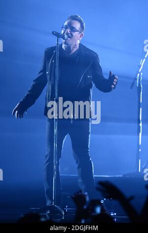 Bono de U2 se produit lors des MTV Europe Music Awards 2014 à SSE Hydro, Glasgow, Écosse. Banque D'Images