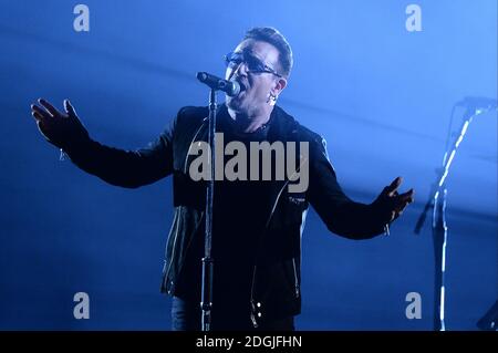 Bono de U2 se produit lors des MTV Europe Music Awards 2014 à SSE Hydro, Glasgow, Écosse. Banque D'Images