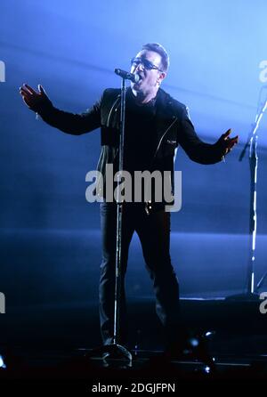 Bono de U2 se produit lors des MTV Europe Music Awards 2014 à SSE Hydro, Glasgow, Écosse. Banque D'Images