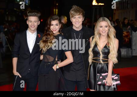 X Factor concurrents seulement les jeunes arrivant aux Jeux de la faim: Mockingjay première partie du monde tenue à Odeon Leicester Square, Londres Banque D'Images