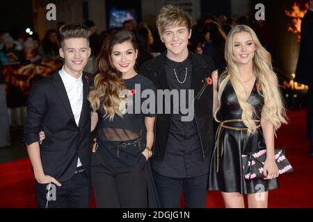 X Factor concurrents seulement les jeunes arrivant aux Jeux de la faim: Mockingjay première partie du monde tenue à Odeon Leicester Square, Londres Banque D'Images