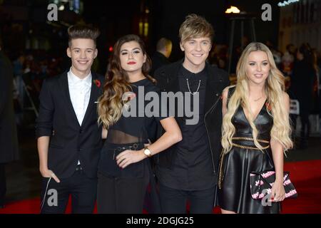 X Factor concurrents seulement les jeunes arrivant aux Jeux de la faim: Mockingjay première partie du monde tenue à Odeon Leicester Square, Londres Banque D'Images