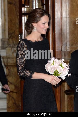 Catherine, duchesse de Cambridge au départ de la Royal Variety Performance, le Palladium Theatre, Londres Banque D'Images