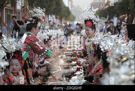Près de 1,000 personnes Hmong se déguisent en magnifiques costumes ethniques pour célébrer le nouvel an Hmong dans le comté de Leishan, Qiandongnan Miao et Dong Autonomous Banque D'Images