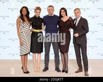 Naomie Harris, Lea Seydoux, Daniel Craig, Monica Bellucci et Christoph Waltz participent à l'annonce en direct DU BOND 24 pour marquer le début de la production du 24e film Bond tenu aux Pinewood Studios, Londres le titre et la distribution du 24e film Bond ont été dévoilés, Marquant le début de la photographie principale le lundi 8 décembre Banque D'Images