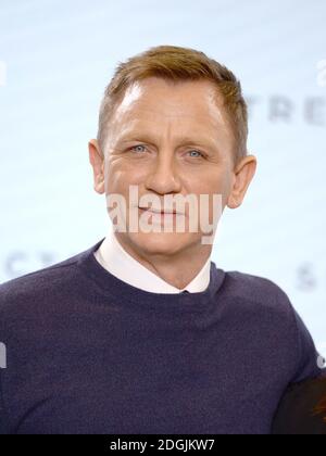 Daniel Craig assiste à l'annonce en direct DE BOND 24 pour marquer le début de la production du 24e film Bond tenu aux Pinewood Studios, Londres le titre et la diffusion du 24e film Bond ont été dévoilés, marquant le début de la photographie principale le lundi 8 décembre Banque D'Images