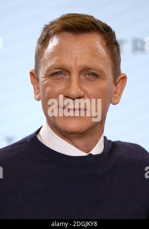 Daniel Craig assiste à l'annonce en direct DE BOND 24 pour marquer le début de la production du 24e film Bond tenu aux Pinewood Studios, Londres le titre et la diffusion du 24e film Bond ont été dévoilés, marquant le début de la photographie principale le lundi 8 décembre Banque D'Images