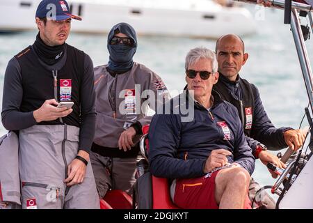 Grant mijoter (mi-droite), PDG d'INEOS Team UK. Prend des notes. Les Challengers de la coupe de l'Amérique et le Defender participent à l'entraînement organisé sur la zone de course E pour la coupe de Prada et la coupe de l'Amérique. 8/12/2020 Banque D'Images