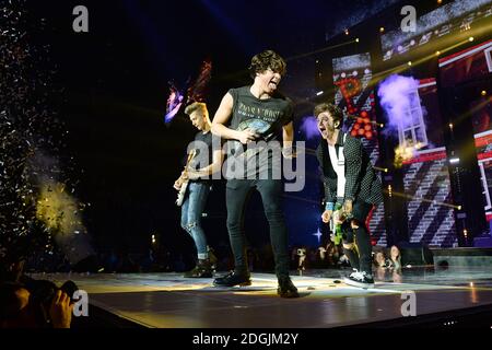 EXCLUSIF James McVey (à gauche), Bradley Simpson et Connor ball (à droite) des VAMPS vivent sur scène pendant le Jingle Bell ball 2014 de la FM Capital tenu à l'O2 Arena, Londres Banque D'Images