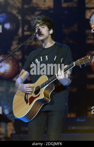 EXCLUSIF *** calum Hood de 5 secondes d'été en direct sur scène pendant la Capital FM Jingle Bell ball 2014 tenue à l'O2 Arena, Londres Banque D'Images