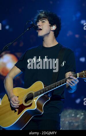 EXCLUSIF *** calum Hood de 5 secondes d'été en direct sur scène pendant la Capital FM Jingle Bell ball 2014 tenue à l'O2 Arena, Londres Banque D'Images