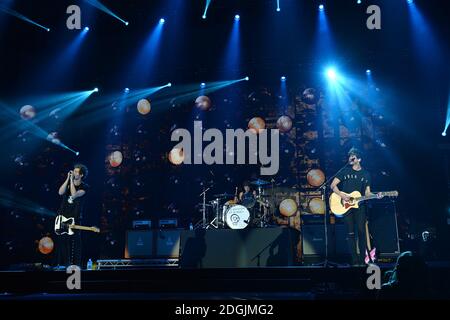 EXCLUSIF *** Luke Hemmings, Ashton Irwin et Calum Hood de 5 secondes d'été en direct sur scène pendant la Capital FM Jingle Bell ball 2014 qui s'est tenue à l'O2 Arena, Londres Banque D'Images