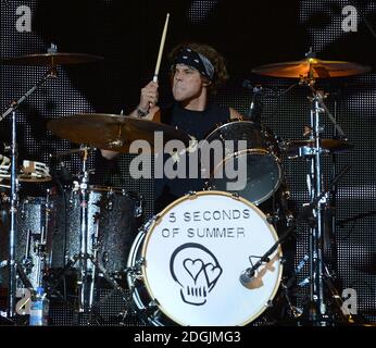 EXCLUSIF *** Ashton Irwin de 5 secondes d'été en direct sur scène pendant la Capital FM Jingle Bell ball 2014 tenue à l'O2 Arena, Londres Banque D'Images