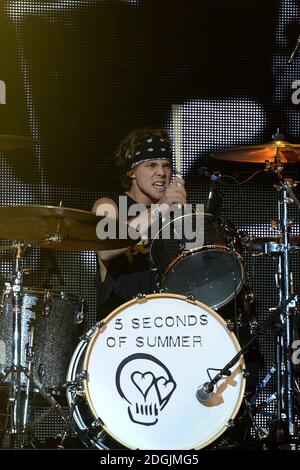 EXCLUSIF *** Ashton Irwin de 5 secondes d'été en direct sur scène pendant la Capital FM Jingle Bell ball 2014 tenue à l'O2 Arena, Londres Banque D'Images