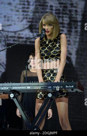 EXCLUSIF *** Taylor Swift en direct sur scène pendant le Jingle Bell ball 2014 de Capital FM qui s'est tenu à l'O2 Arena, Londres Banque D'Images