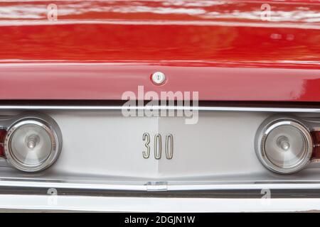 Anvers, Belgique, juin 2013, détail d'un Chrysler 300 rouge vintage des années 60 Banque D'Images