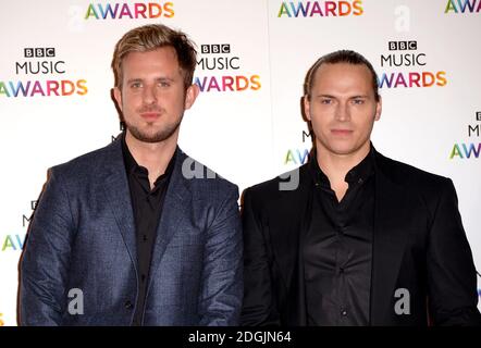 Cameron Edwards (à gauche) et Joe Lenzie, de Sigma, assistant aux BBC Music Awards à Earl's court, Londres. Banque D'Images