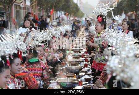Près de 1,000 personnes Hmong se déguisent en magnifiques costumes ethniques pour célébrer le nouvel an Hmong dans le comté de Leishan, Qiandongnan Miao et Dong Autonomous Banque D'Images