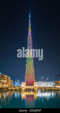 DUBAÏ, ÉMIRATS ARABES UNIS - 21 décembre 2018 : vue générale du Burj Khalifa Light Show de nuit. Banque D'Images