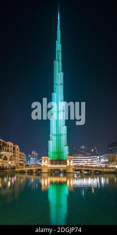 DUBAÏ, ÉMIRATS ARABES UNIS - 21 décembre 2018 : vue générale du Burj Khalifa Light Show de nuit. Banque D'Images