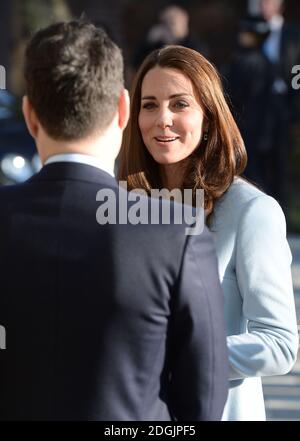 La duchesse de Cambridge ouvre officiellement la Kensington Aldridge Academy. Son Altesse Royale a rencontré les gouverneurs, le personnel et les étudiants, visité le nouveau bâtiment et regardé une partie de la leçon. La duchesse a ensuite assisté à une représentation de danse dans le théâtre de l'école, et a dévoilé une plaque, avant de visiter le Creates Hub de l'école pour les jeunes entrepreneurs, et a rencontré des étudiants qui conçoivent des articles pour la vente au marché de Portobello Road. Le crédit photo devrait lire Doug Peters EMPICS Entertainment Banque D'Images