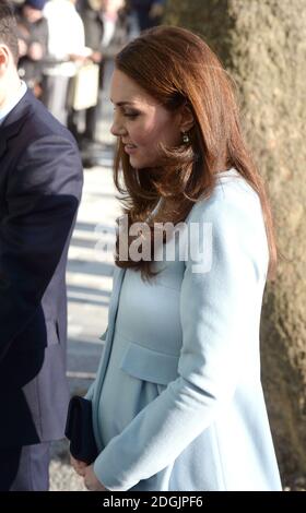 La duchesse de Cambridge ouvre officiellement la Kensington Aldridge Academy. Son Altesse Royale a rencontré les gouverneurs, le personnel et les étudiants, visité le nouveau bâtiment et regardé une partie de la leçon. La duchesse a ensuite assisté à une représentation de danse dans le théâtre de l'école, et a dévoilé une plaque, avant de visiter le Creates Hub de l'école pour les jeunes entrepreneurs, et a rencontré des étudiants qui conçoivent des articles pour la vente au marché de Portobello Road. Le crédit photo devrait lire Doug Peters EMPICS Entertainment Banque D'Images