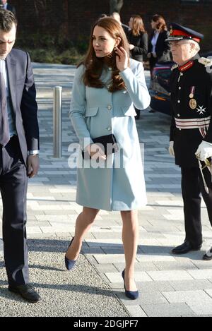 La duchesse de Cambridge ouvre officiellement la Kensington Aldridge Academy. Son Altesse Royale a rencontré les gouverneurs, le personnel et les étudiants, visité le nouveau bâtiment et regardé une partie de la leçon. La duchesse a ensuite assisté à une représentation de danse dans le théâtre de l'école, et a dévoilé une plaque, avant de visiter le Creates Hub de l'école pour les jeunes entrepreneurs, et a rencontré des étudiants qui conçoivent des articles pour la vente au marché de Portobello Road. Le crédit photo devrait lire Doug Peters EMPICS Entertainment Banque D'Images