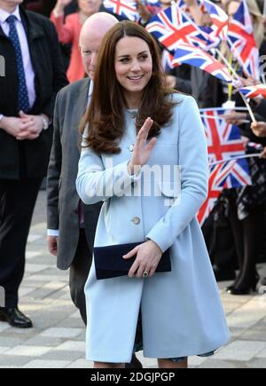 La duchesse de Cambridge ouvre officiellement la Kensington Aldridge Academy. Son Altesse Royale a rencontré les gouverneurs, le personnel et les étudiants, visité le nouveau bâtiment et regardé une partie de la leçon. La duchesse a ensuite assisté à une représentation de danse dans le théâtre de l'école, et a dévoilé une plaque, avant de visiter le Creates Hub de l'école pour les jeunes entrepreneurs, et a rencontré des étudiants qui conçoivent des articles pour la vente au marché de Portobello Road. Le crédit photo devrait lire Doug Peters EMPICS Entertainment Banque D'Images